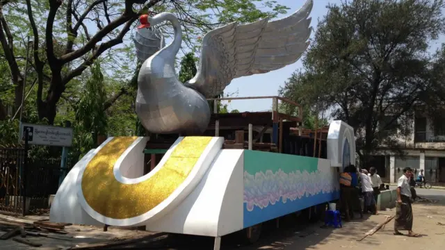 သင်္ကြန်အတွက် မြို့မငွေငန်းကို မြို့မအသင်းရှေ့မှာ ပြင်ဆင်နေကြ