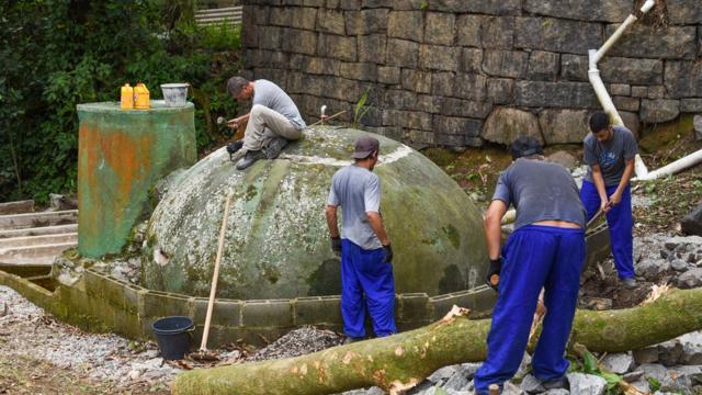 Trabalhadores na obra do biossistema de encanamento