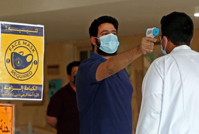يجب على طلاب المدارس الحكومية في الكويت إظهار نتيجة فحص سلبية لفيروس كورونا قبل الدخول وتقديم الامتحانات أو إثبات تلقيهم الكامل للقاح. 9 يونيو/حزيران 2021.