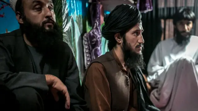 Prisioneros sentados.