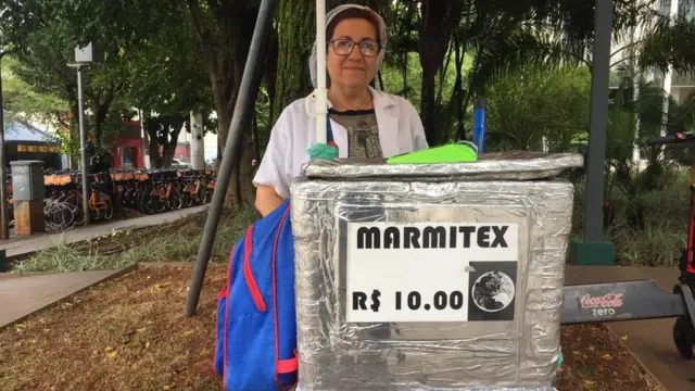 A marmiteira Socorro Bezerra precisa vender 17 marmitas por dia para cumprir a meta