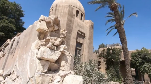 جدار مهدوم من المدافن