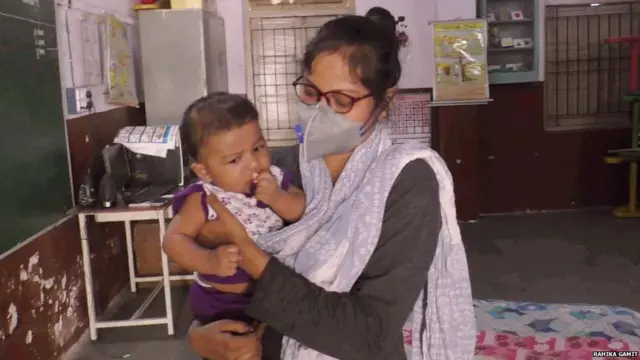 अपने बच्चे के साथ राधिका गामित