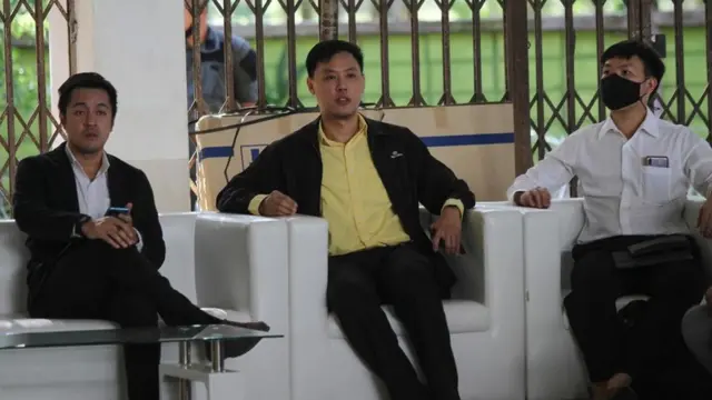 นายปดิพัทธ์ สันติภาดา ประธาน กมธ.พัฒนาการเมืองฯ (คนซ้าย) กับนายชนธัญ แสงพุ่ม รองเลขาธิการ ศอ.บต. (คนกลาง)