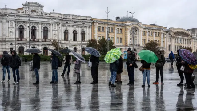 Очередь на автобус в центре Харькова. В городе не работает электротранспорт