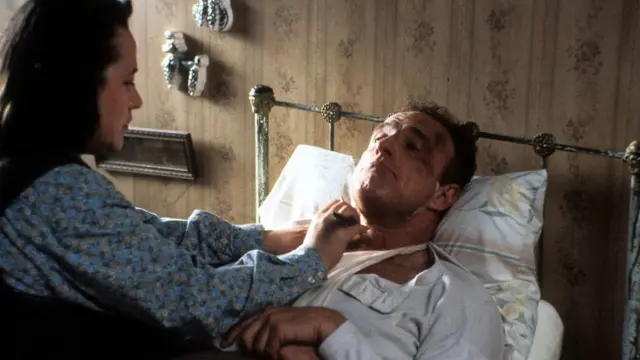 Kathy Bates y James Caan en una escena de la película Misery ("Miseria")