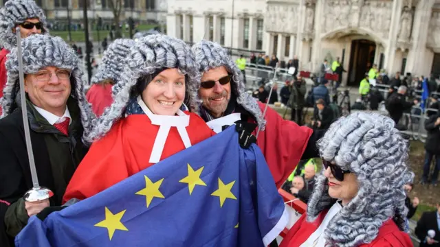 Демонстранты у здания Верховного суда Британии