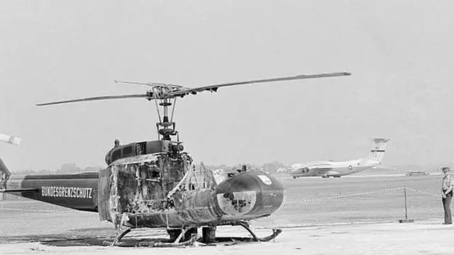 مروحية دمرتها القنابل اليدوية التي القاها المسلحون