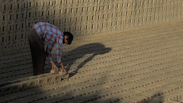 ईंट भट्ठे पर काम करत मज़दूर