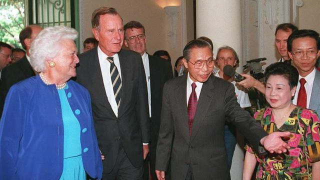 Vợ chồng tổng thống Bush, khi đã rời Nhà Trắng, thăm Việt Nam tháng 9/1995