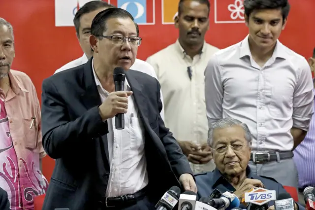 林冠英（左）在马哈蒂尔（右）面前回答记者提问（12/5/2018）