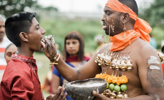 Un homme perce la langue d'un garçon pour le festival Thaipoosam Kavady au temple hindou du township de Chatsworth, en Afrique du Sud - samedi 8 février 2020