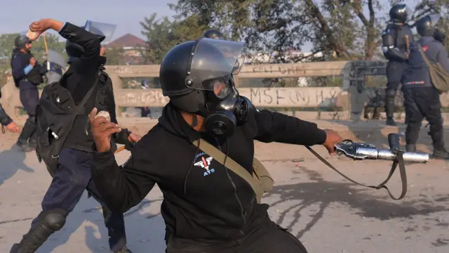 فیض آباد میں جھڑپیں