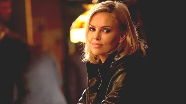 塞隆在南非出生長大,後移居美國。