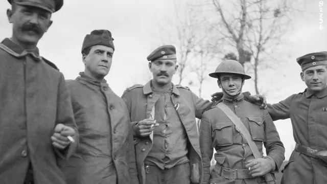 Soldados estadounidenses y alemanes se saludan horas después de alcanzado el armisticio.