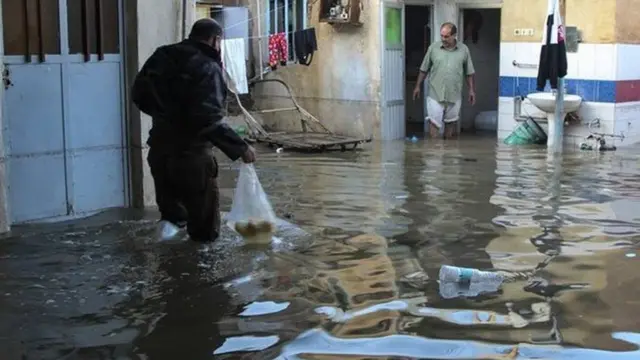 در اهواز بسیاری از خیابانها دچار آبگرفتگی شده است