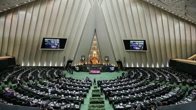 مجلس ایران ۲۹۰ کرسی دارد و حوزه های انتخابیه برای انتخابات مجلس ۲۰۷ حوزه است