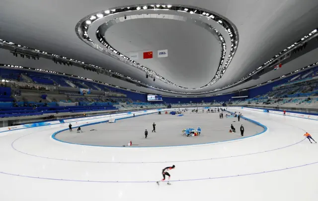 国家速滑馆被称为“冰丝带”。