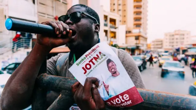 Un militant du Pastef lors d'une caravane de son parti.