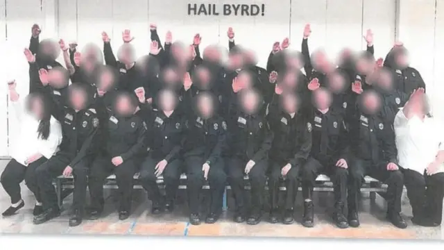 Funcionários na foto polêmica, em suposta referência (Byrd) a seu treinador; eles foram suspensos e devem ser demitidos