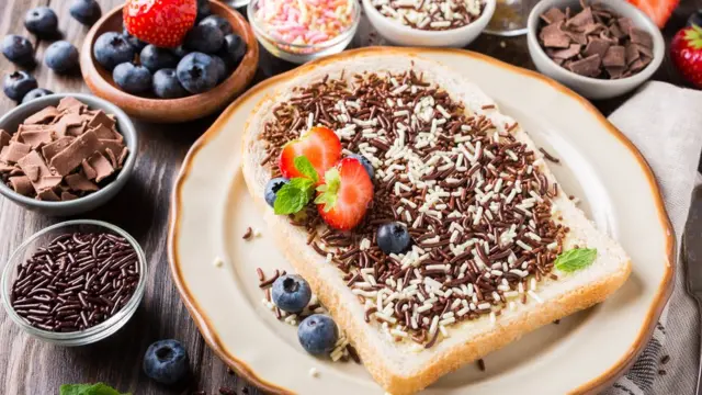 Tostada y cuencos con Hagenslag, unas birutas de chocolate típicas de Holanda