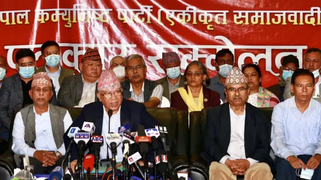 नयाँ दल दर्ता पाएको भोलिपल्ट पत्रकार सम्मेलनमा दलका अध्यक्ष माधवकुमार नेपाल