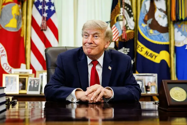 ABD Başkanı Donald Trump, 29 Haziran 2026 Pazartesi günü Washington, DC'deki Beyaz Saray'ın Oval Ofisi'nde, imzalanmış bir başkanlık memorandumunu gösteriyor.