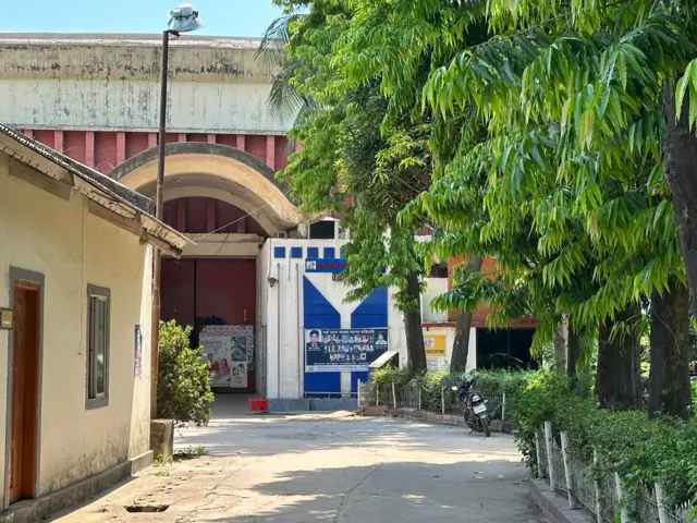 পুরো এফডিসি জুড়ে একপ্রকার অলস আর নীরব পরিবেশ রয়েছে। কারণ এখানে এখন পরিচালক বা শিল্পীদের খুব একটা আনাগোনা হয় না। 