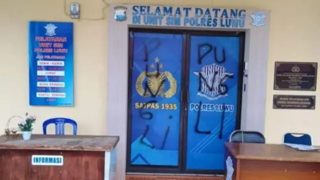 Salah satu coretan di Unit SIM Polres Luwu, Sulawesi Selatan, pada pertengahan Oktober lalu.