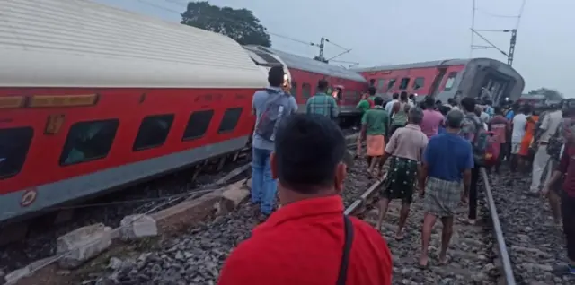 મુંબઈ-હાવડા ખડી પડેલી ટ્રેનની તસવીર 