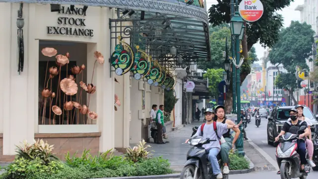 Harga saham di Vietnam merosot akibat kekhawatiran terhadap tarif Amerika Serikat, Hanoi, tanggal 08 April 2025.