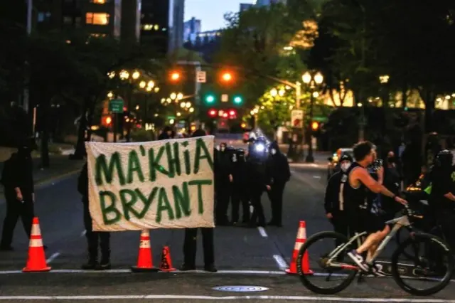 معترضان در محل تیراندازی تجمع کردند