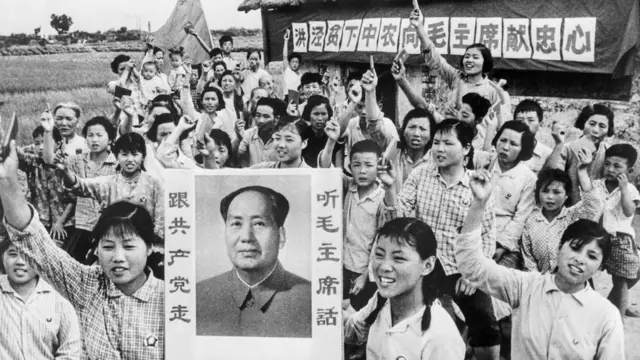 图为1968年文化大革命期间民众高举