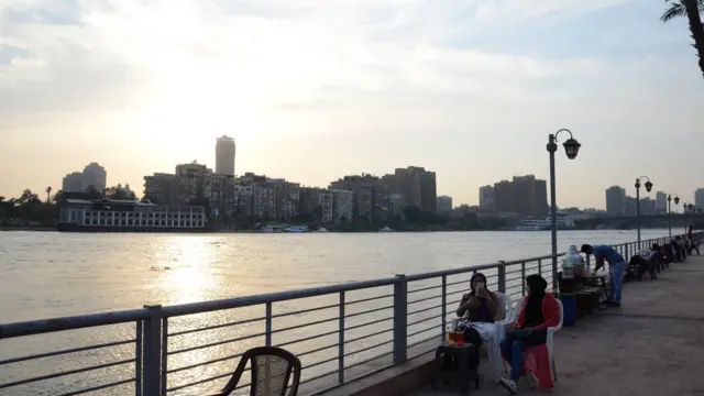 Coucher du soleil sur les rives du Fleuve Nil.