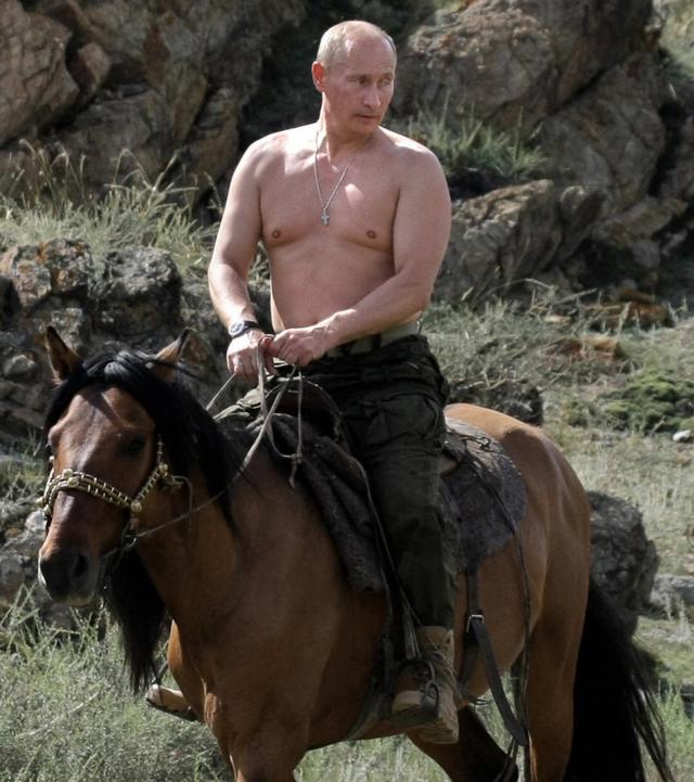 Vladimir Putin, presidente russo, anda a cavalo