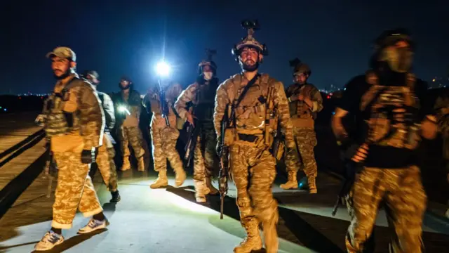 মার্কিন সৈন্যবাহিনী প্রত্যাহারের সাথে সাতে কাবুল বিমানবন্দর দখর করেন তালেবানের যোদ্ধারা।