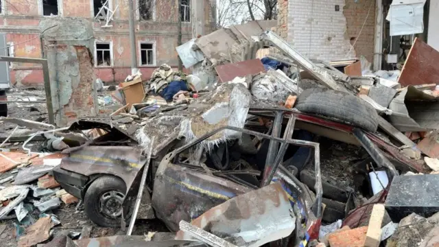 સંદિગ્ધ યુદ્ધ અપરાધીઓની તપાસ કરવાને દરેક દેશની ફરજ તરીકે જોવામાં આવે છે, પરંતુ કેટલાક દેશ આ મુદ્દે વધુ ગંભીર જણાય છે