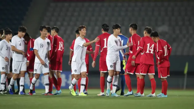 무승부 경기 끝나고 인사하는 한국과 북한 축구 대표팀