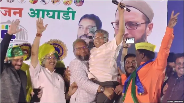 वंचित बहुजन आघाडीचे नेते प्रकाश आंबेडकर आणि असदुद्दिन ओवेसी