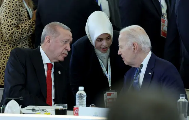 Erdoğan ve Biden yan yana oturdukları masada bir süre sohbet ettiler