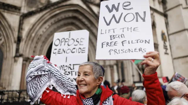 یکی از افرادی که جلوی دادگاه بعد از صدور رای خوشحال است