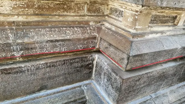 ஆதித்த கரிகாலரரை கொன்ற துரோகிகளான சோமன், ரவிதாஸனான பஞ்சவன் பிரம்மாதிராஜன், அவன் தம்பி பரமேஸ்வரனான இருரேமுடிசோழ பிரம்மாதிராஜன், அவர்கள் உடன்பிறந்த மலையனூரான் ஆகியோரை குறிப்பிடும் முக்கியமான உடையார்குடி கல்வெட்டு.