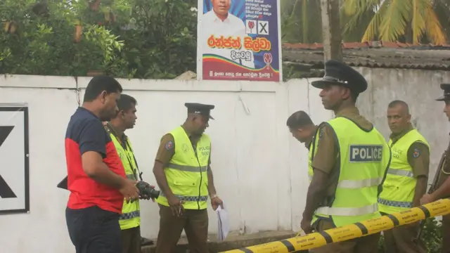 சம்பவ இடத்தில் விசாரணை நடத்தும் போலீசார்.