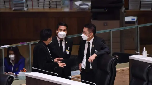 นายประเสริฐ จันทรรวงทอง (ขวามือ) หารือกับเพื่อนร่วมพรรคของเขา