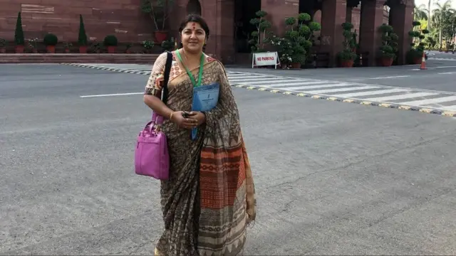 পার্লামেন্টের সামনে বিজেপি এমপি লকেট চ্যাটার্জি