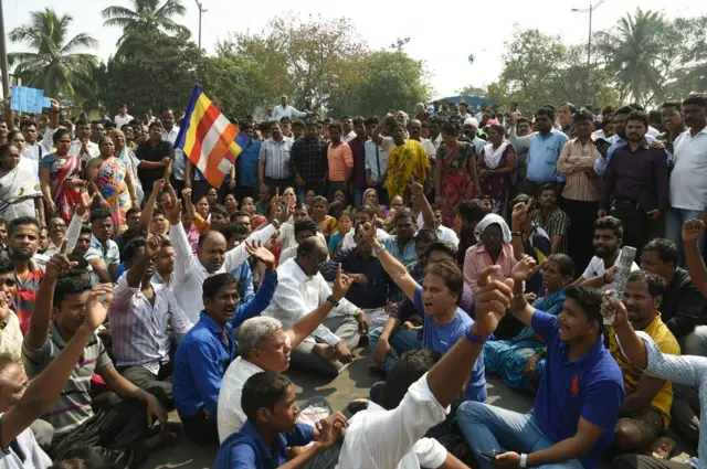 ముంబైలో బుధవారం బంద్‌లో రాస్తా రోకో చేస్తున్న రిపబ్లికన్ పార్టీ ఆఫ్ ఇండియా కార్యకర్తలు