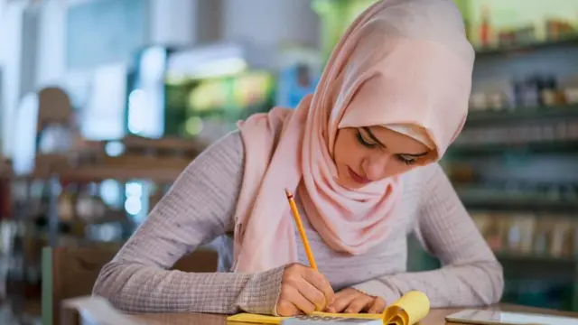 Дівчина працює