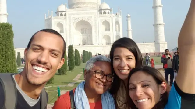 A aposentada Jô e outros três companheirosbwin per androidviagens posambwin per androidfrente ao Taj Mahal, na Índia