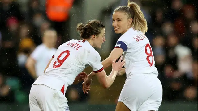 Duas jogadoras da Inglaterra, uma delas com a braçadeiraaposta sport betcapitã