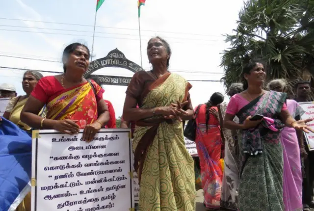 යුද්ධයෙන් අතුරුදන් වූවන්ගේ ඥාතීන් පිරිසක් ‍